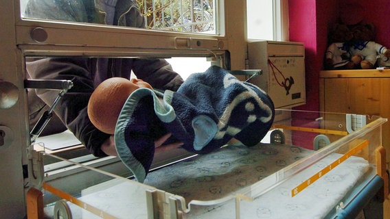 Ein Säugling wird im April 2005 in der Babyklappe in Hamburg Altona abgelegt (gestelltes Bild mit einer Puppe). © dpa Foto: Maurizio Gambarini