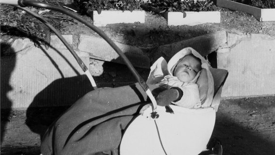 Baby auf einem Trümmerfeld, 1945. © picture-alliance / akg-images Foto: Ursula Litzmann