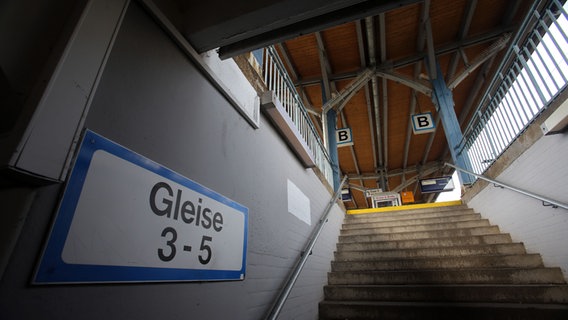 Aufgang zum Gleis 3-5 am Bahnhof in Bad Kleinen. Beim Festnahmeversuch am 27.6.1993 starben hier der mutmaßliche RAF-Terrorist Wolfgang Grams und der GSG9-Beamte Michael Newrzella. © picture-alliance / dpa Foto: Jens Büttner