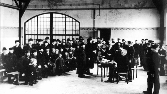 In der Ballinstadt in Hamburg-Veddel werden Auswanderer im Jahr 1909 registriert. © picture-alliance / dpa 