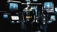 Szene aus dem Film "Batman" (USA/GB 1989, Regie: Tim Burton) mit Michael Keaton, Jack Nicholson als Joker, auf den Monitoren im Hintergrund. © picture-alliance 