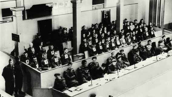 Die Angeklagten im Belsen-Prozess 1945 vor dem englischen Militärgericht in Lüneburg. © picture alliance/akg-images Foto: akg-images