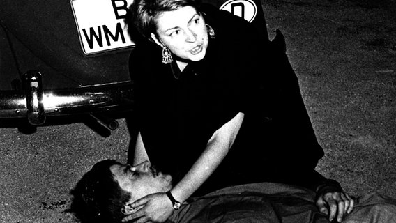 Der sterbende Student Benno Ohnesorg liegt auf der Straße, eine junge Frau stützt seinen Kopf. © picture-alliance / akg-images / Henschel 