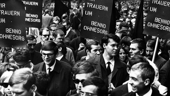 Schweigemarsch von Studenten in Hannover am 9. Juni 1967 mit Schildern "Wir trauern um Benno Ohnesorg". © dpa Fotoreport 