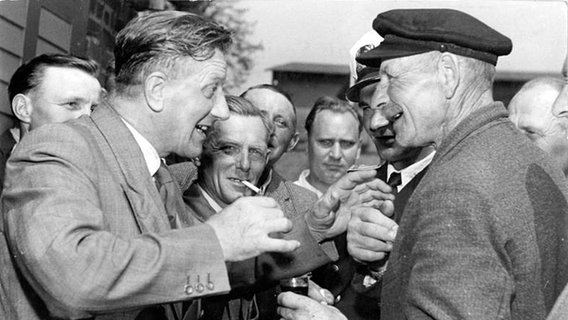 Bernhard Quandt (li.) im Gespräch mit mecklenburgischen Bauern, 1958. © cc-bysa Foto: Wolf Spillner