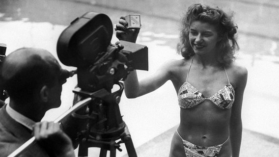 Ein Model präsentiert am 5. Juli 1946 in einem Schwimmbad in Paris den ersten Bikini, den der französische Ingenieur Louis Réard entwickelt hat. © picture-alliance / dpa | AFP 
