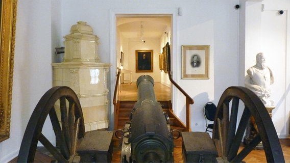 Historische Kanone im Bismarck-Museum © NDR Foto: Irene Altenmüller