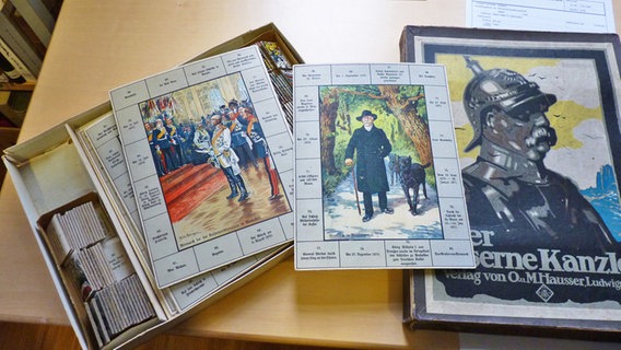 Brettspiel mit Otto von Bismarck in der Bibliothek der Bismarck-Stiftung in Friedrichsruh © NDR Foto: Irene Altenmüller