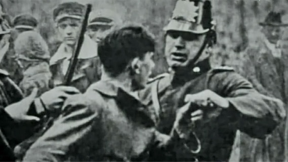 Ein Polizist nimmt beim Altonaer Blutsonntag 1932 einen Demonstranten fest. © NDR 