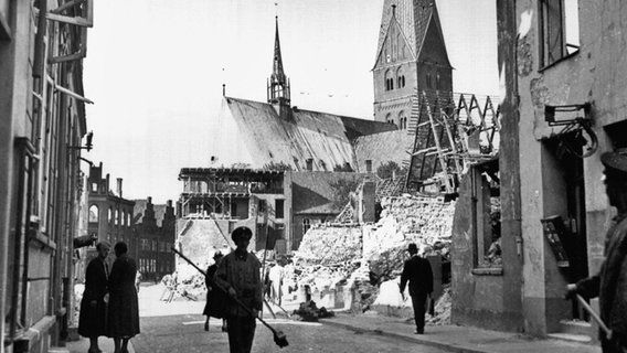 Blick auf die zerstörte Kirche St. Aegidien in Lübeck 1942 © picture-alliance / Paul Mayall 