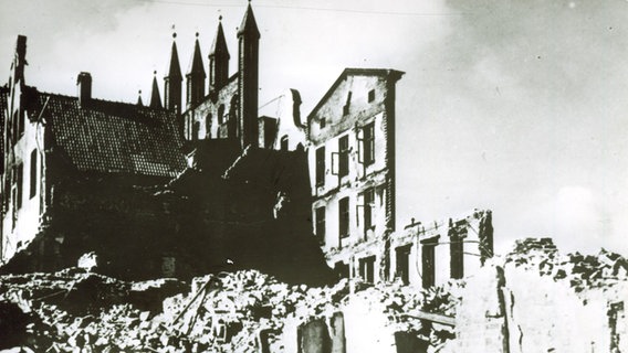Das schwer beschädigte Rostocker Rathaus im Jahr 1942 © Kulturhistorisches Museum Rostock 