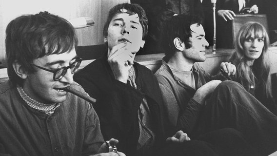 Thorwald Proll, Horst Söhnlein, Andreas Baader und Gudrun Ensslin sind angeklagt, am 03.04.1968 in zwei Frankfurter Kaufhäusern Brände gelegt zu haben. © picture-alliance / dpa 