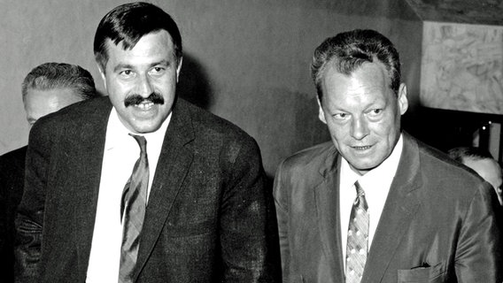 Günter Grass (li.) und der damalige SPD-Kanzlerkandidat Willy Brandt im Jahr 1965. © dpa-Bildfunk Foto: Heinz-Jürgen Göttert
