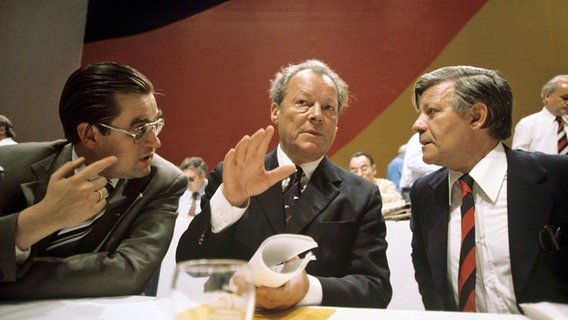 Hans Koschnik (l.), Willy Brandt und Helmut Schmidt (re.) 1976 auf einem Wahlparteitag der SPD in Dortmund. © picture alliance / Bonner Fotografen 