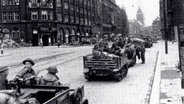Britische Soldaten marschieren am 3. Mai 1945 in Hamburg ein. © dpa Foto: Imperial War Museum