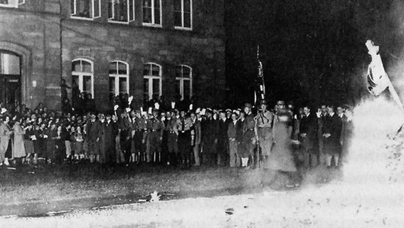 Bücherverbrennung am 10. Mai 1933 auf dem Göttinger Albaniplatz (damals "Adolf-Hitler-Platz").  