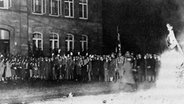 Bücherverbrennung am 10. Mai 1933 auf dem Göttinger Albaniplatz (damals "Adolf-Hitler-Platz").  