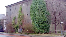 Der Bunker in Hannover-Misburg im Jahr 2005. Der Bunker in Hannover-Misburg im Jahr 2005. © NDR Foto: Sven Glagow
