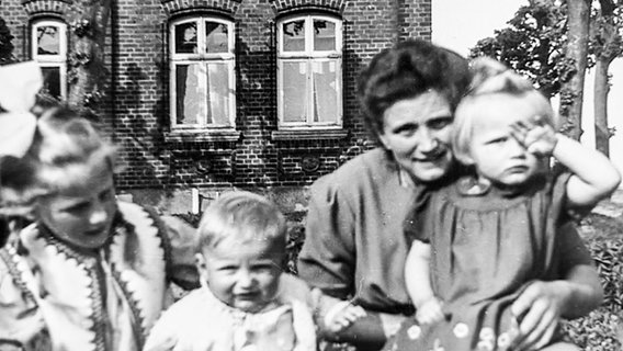Marie-Luise Busse mit ihrer Mutter und den Geschwistern © NDR Screenshot 