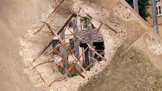 Das als 'Celler- Loch' bekanntgewordene Mauerstück in der Celler Justizvollzugsanstalt. © dpa - Fotoreport 