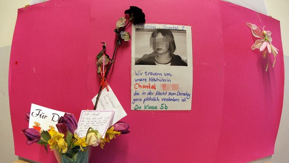 Flowers, memorial texts and a photograph commemorating the deceased student Chantal on January 26, 2012 at the Nelson Mandela School in Hamburg.  Photo: Marcus Schultz