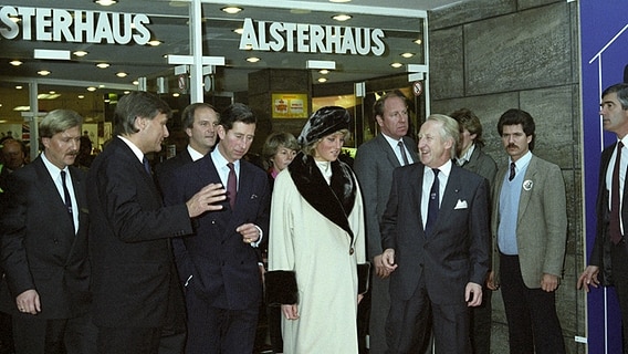 6. November 1987: Bei ihrem Besuch in Hamburg machen Prinz Charles und Diana Station im Alsterhaus am Jungfernstieg. © Picture-Alliance / dpa 
