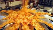 Produktion von Kartoffelchips (Red Chili) im niedersächsischen Werk des Backwarenherstellers Bahlsen in Hankensbüttel. Aufgenommen 1999. © picture-alliance / dpa | Bahlsen 