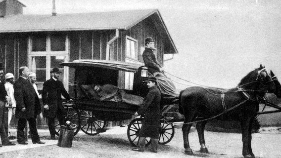 Krankentransport während der Choleraepidemie 1892 in Hamburg. © picture-alliance / akg-images Foto: akg-images