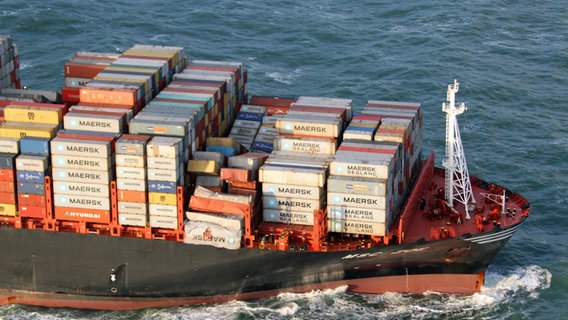 Die mit Containern beladene "MSC Zoe" ist in der Nordsee unterwegs, nachdem sie im Sturm auf dem Weg vom belgischen Antwerpen nach Bremerhaven Ladung in der Nordsee verloren hat. © picture alliance/Nlcg-Phcgn/Netherlands Coast Guard/dpa Foto: Nlcg-Phcgn