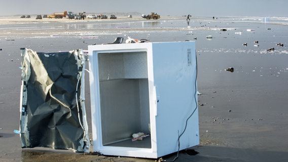 Nach der Havarie der "MSC Zoe" sind Kühlschränke am Strand der niederländischen Insel Ameland angespült worden. © picture alliance/Jan Spoelstra/dpa Foto: Jan Spoelstra