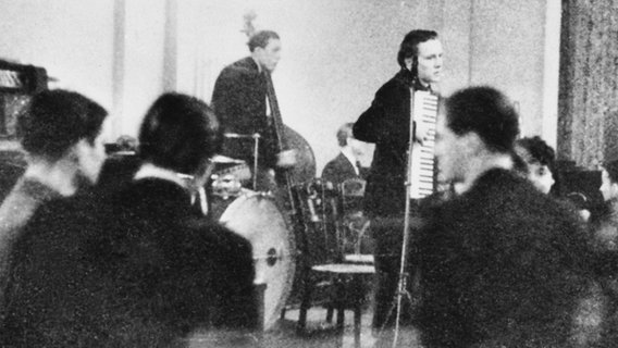 Musiker und Gäste auf einer Swing-Veranstaltung am 2. März 1940 im Hamburger Curiohaus © Otto Bender Foto: Otto Bender
