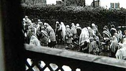 Blick von einem Balkon auf den Todesmarsch durch Starnberg-Percha. (Foto: Benno Gantner, 28. April 1945)  