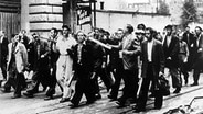 Demonstranten fordern am 16. Juni 1953 in Ostberlin eine Senkung der Arbeitsnorm. © picture-alliance / akg-images 