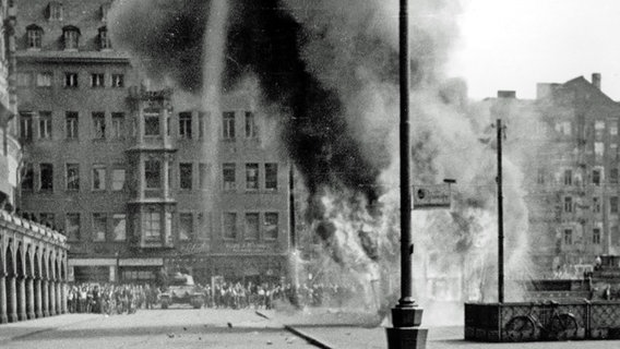 Am 17. Juni 1953, dem Tag des Volksaufstandes in der DDR, brennt ein Pavillon auf dem Marktplatz in Leipzig. © picture-alliance / dpa 