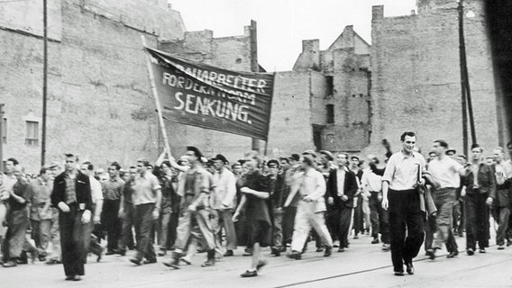 Demonstranten fordern am 16. Juni 1953 in Ostberlin eine Senkung der Arbeitsnorm. © picture-alliance / akg-images 