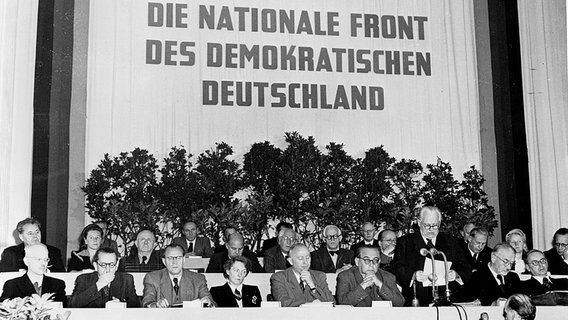 Wilhelm Pieck verliest die Proklamation auf der außerordentlichen Sitzung des Nationalrates anlässlich der Gründung der DDR am 7. Oktober 1949. © picture-alliance/akg-images Foto: akg-images