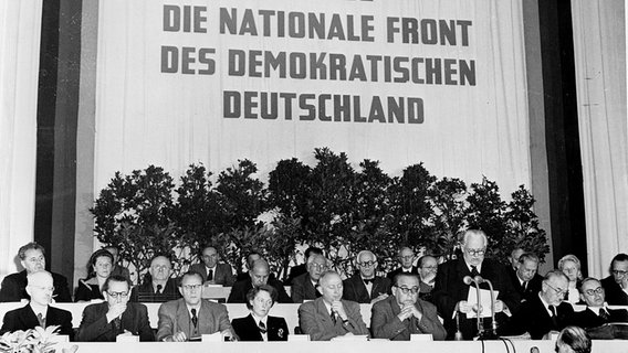 Wilhelm Pieck verliest die Proklamation auf der außerordentlichen Sitzung des Nationalrates anlässlich der Gründung der DDR am 7. Oktober 1949. © picture-alliance/akg-images Foto: akg-images