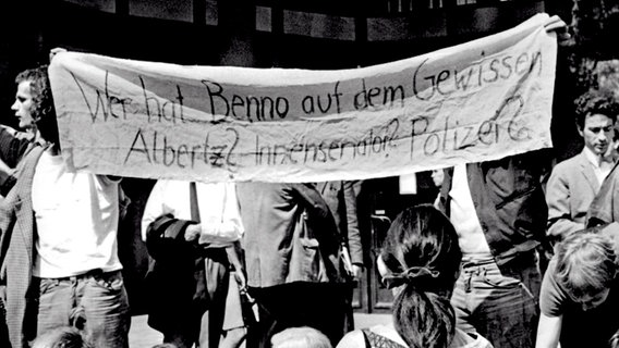 Nach dem Tod von Benno Ohnesorg: Demonstranten tragen ein Transparent © picture-alliance/ dpa 
