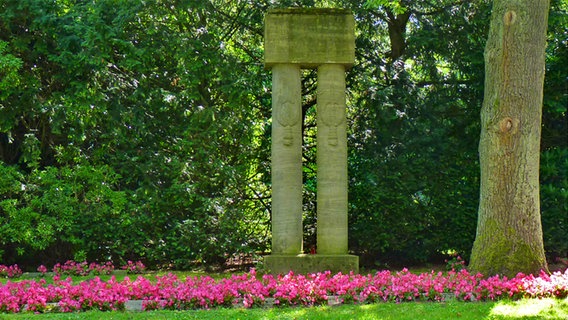 Mahnmal zur Erinnerung an die Gefallenen der Revolutionsjahre 1918- 1920 auf dem Friedhof in Hamburg-Ohlsdorf © NDR Foto: Irene Altenmüller