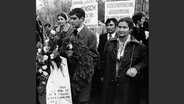 Romani Rose steht mit einem Kranz in der Hand im ehemaligen K Bergen-Belsen. © Zentralrat Deutscher Sinti und Roma 