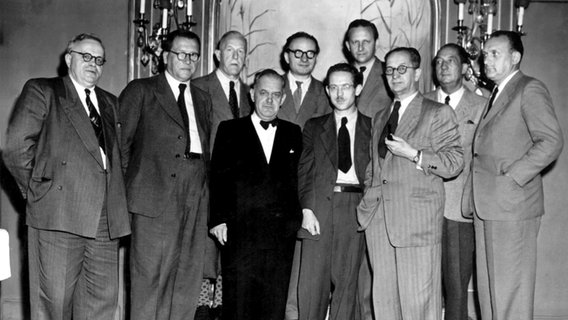 Erste Sitzung des dpa-Aufsichtsrates in Frankfurt am Main 1949, unter anderem mit Gründungs-Chefredakteur Fritz Sänger (r.) und dem ersten Aufsichtsratsvorsitzenden Anton Betz (2. v. l.) © dpa 