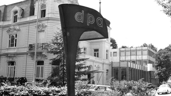 Die dpa-Zentrale am Hamburger Mittelweg 1968. Im Hintergrund der neue Anbau. © dpa 