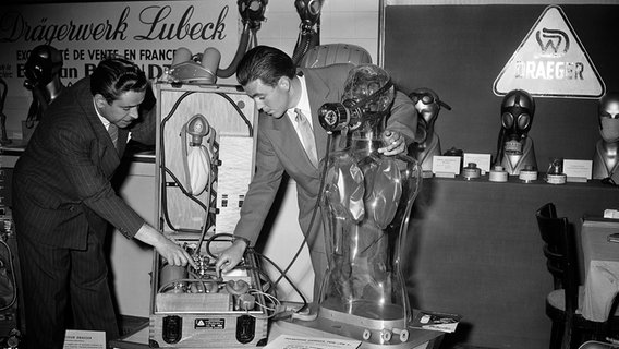 Das Beatmungsgerät "Pulmotor" wird 1955 auf einer Ausstellung in Paris vorgestellt. © picture-alliance / akg-images 