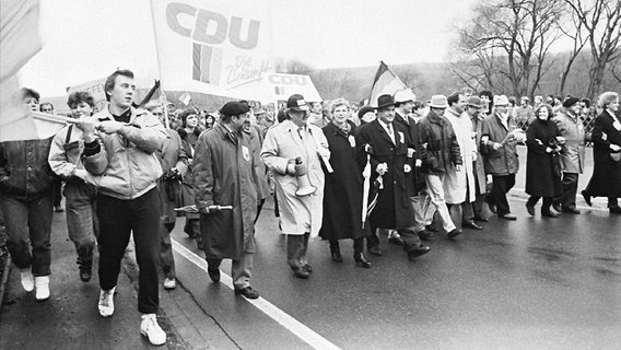 DDR Bürger demonstrieren im Rahmen der sogenannten Kofferdemo auf dem Eichsfelde. © Grenzlandmuseum Eichsfeld e.V Foto: Grenzlandmuseum Eichsfeld e.V