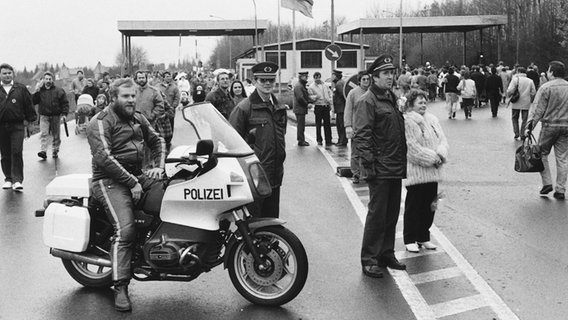 DDR Bürger demonstrieren im Rahmen der sogenannten Kofferdemo auf dem Eichsfelde. © Grenzlandmuseum Eichsfeld e.V Foto: Grenzlandmuseum Eichsfeld e.V