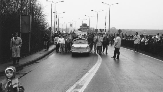 DDR Bürger demonstrieren im Rahmen der sogenannten Kofferdemo auf dem Eichsfelde. © Grenzlandmuseum Eichsfeld e.V Foto: Grenzlandmuseum Eichsfeld e.V