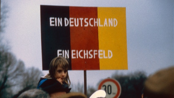 DDR Bürger demonstrieren im Rahmen der sogenannten Kofferdemo auf dem Eichsfelde. © Grenzlandmuseum Eichsfeld e.V Foto: Grenzlandmuseum Eichsfeld e.V