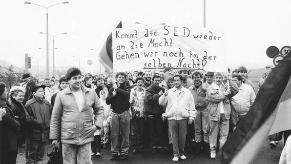 DDR Bürger demonstrieren im Rahmen der sogenannten Kofferdemo auf dem Eichsfelde. © Grenzlandmuseum Eichsfeld e.V Foto: Grenzlandmuseum Eichsfeld e.V