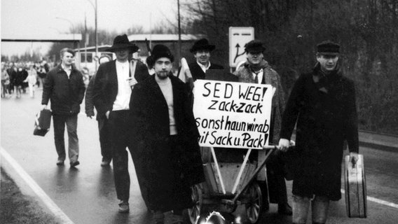 DDR Bürger demonstrieren im Rahmen der sogenannten Kofferdemo auf dem Eichsfelde. © Grenzlandmuseum Eichsfeld e.V Foto: Grenzlandmuseum Eichsfeld e.V