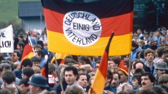 DDR Bürger demonstrieren im Rahmen der sogenannten Kofferdemo auf dem Eichsfelde. © Grenzlandmuseum Eichsfeld e.V Foto: Grenzlandmuseum Eichsfeld e.V